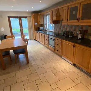  Hébergement de vacances Cosy 4 Bedroom House With Rear Garden Patio Irlande